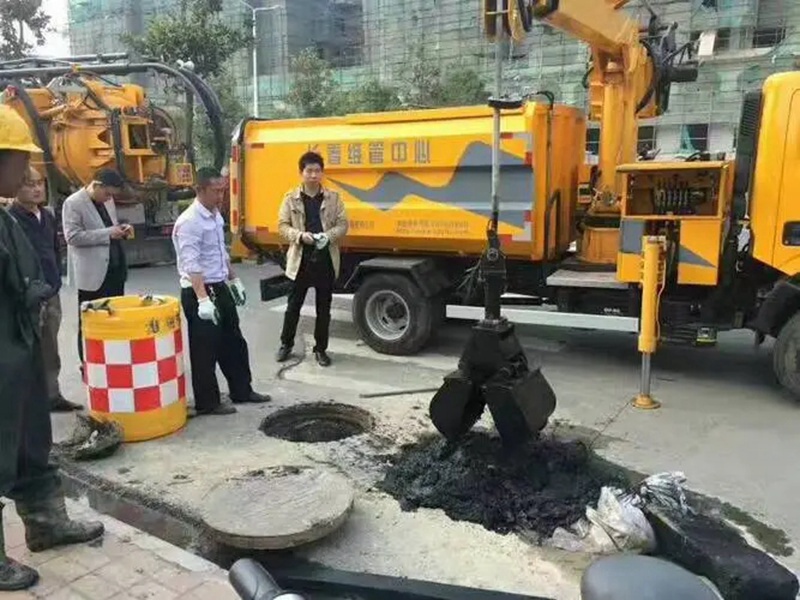 安州街道：网格员化身“清道夫”，为民解忧疏通“堵心”化粪池