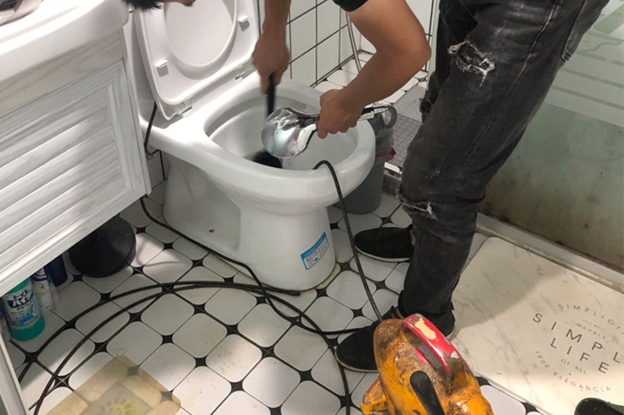 安州马桶堵塞自己疏通还是找师傅?专业上门服务让你省时更省心